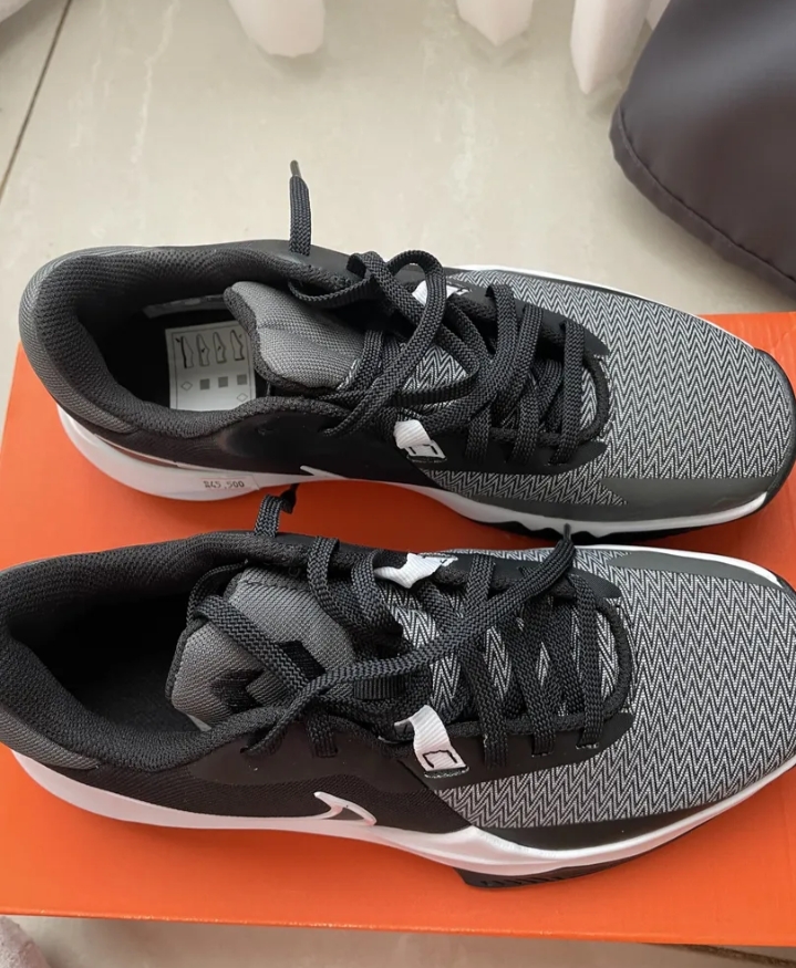 basketball shoes (Nike)