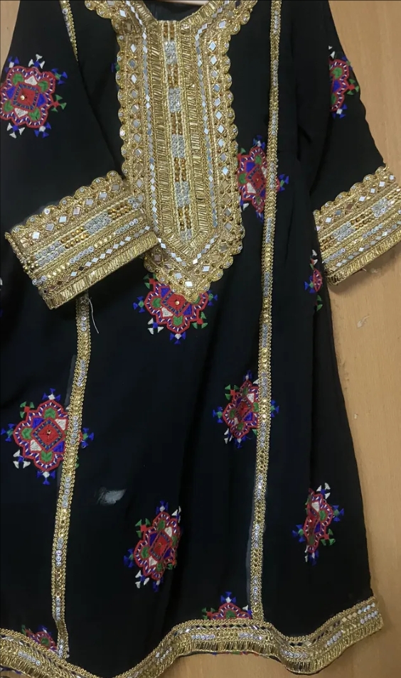 لبسة تطويز جامات بقماش بلوشي