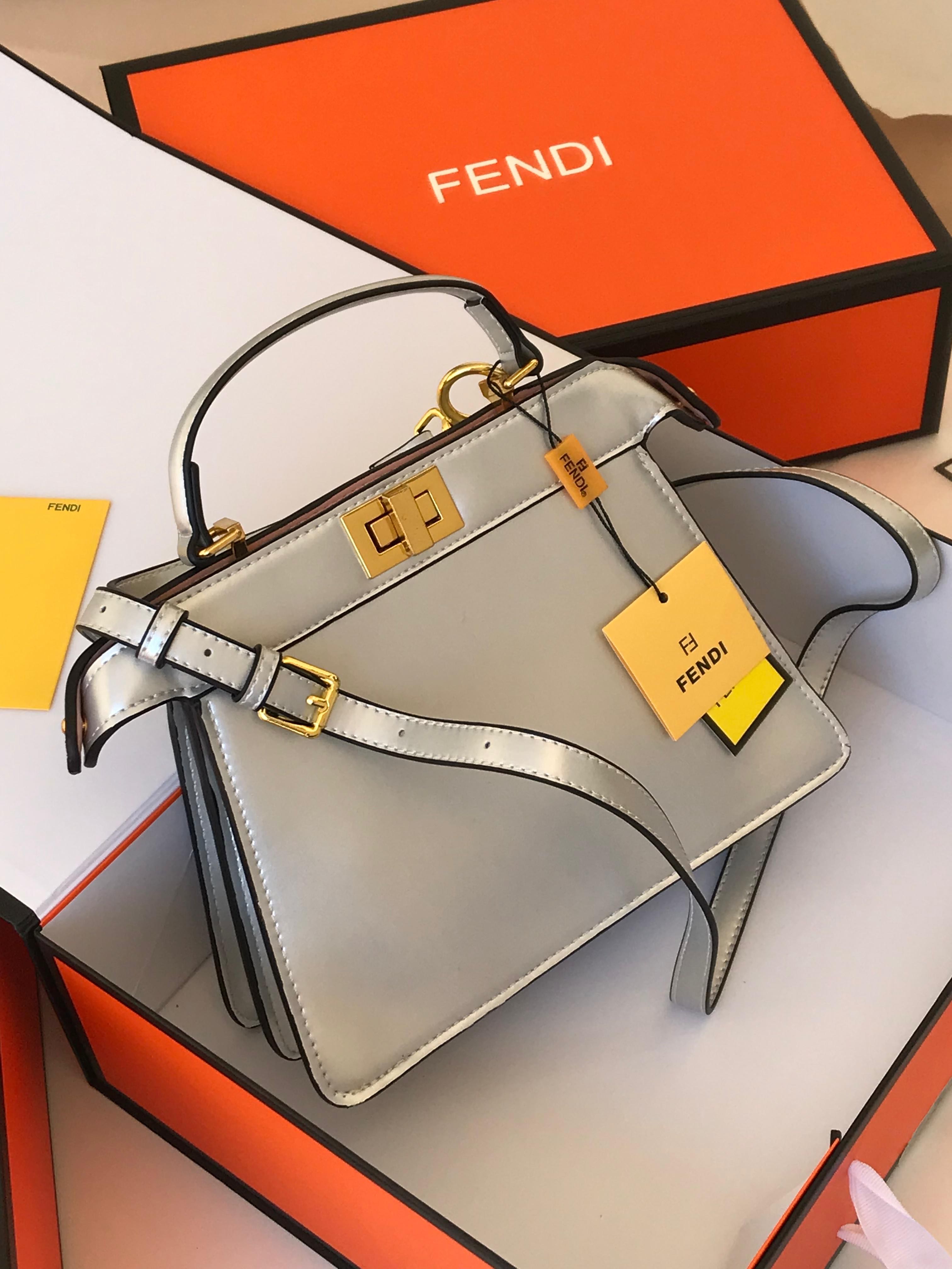 شنط نسائيه وبافضل الاسعار