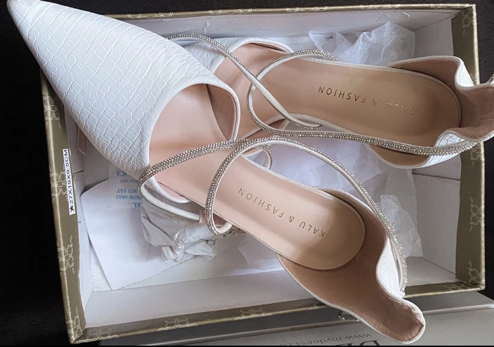 كعب أبيض، مقاس 38