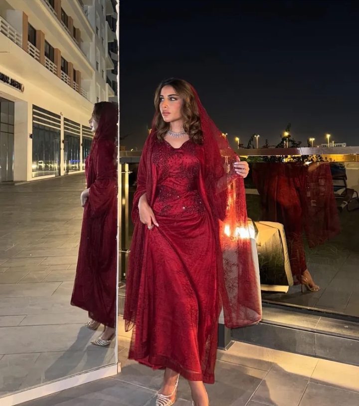 لبسة عنابية من مصممة عمانية