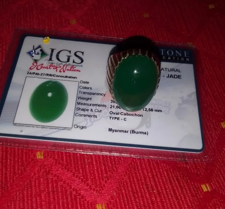 خاتم الجاد الطبيعي بشهادة