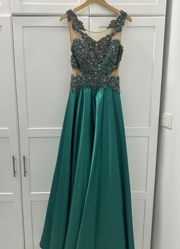 فستان للبيع