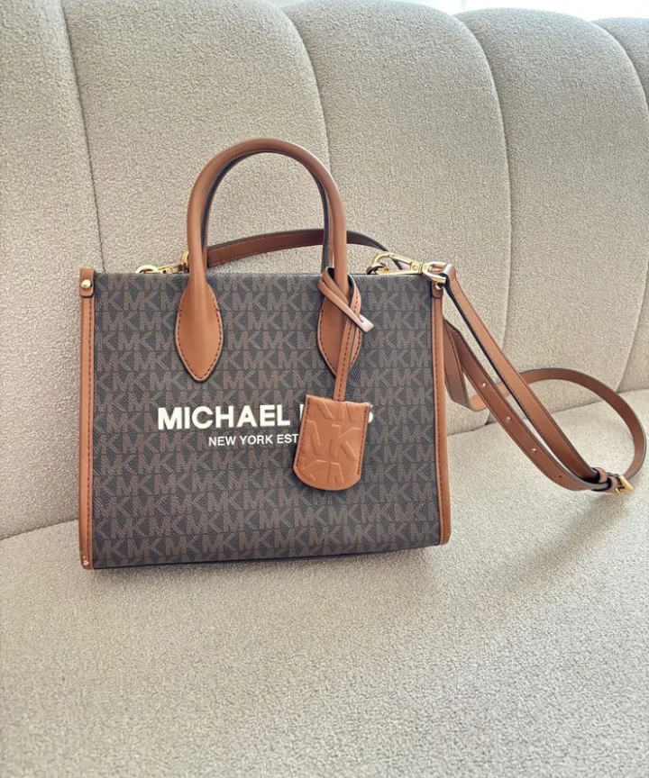 للبيع شنط بحالة فوق الممتازة