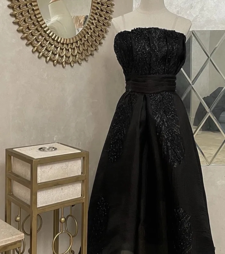 للبيع فستان لون اسود