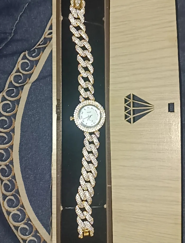 ساعه مطلايه ذهب