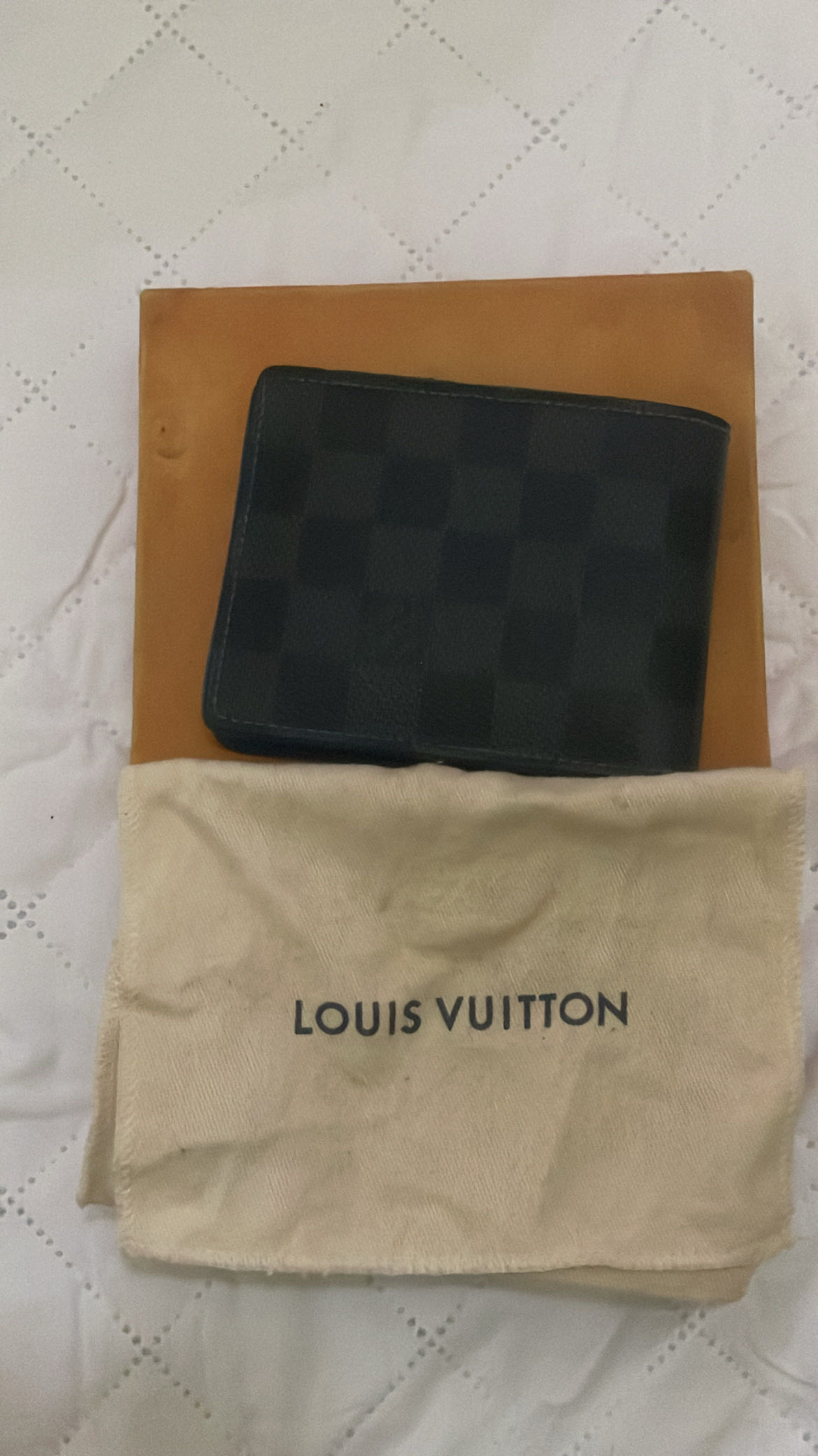 محافظ لويس فيتون مع المحلقات