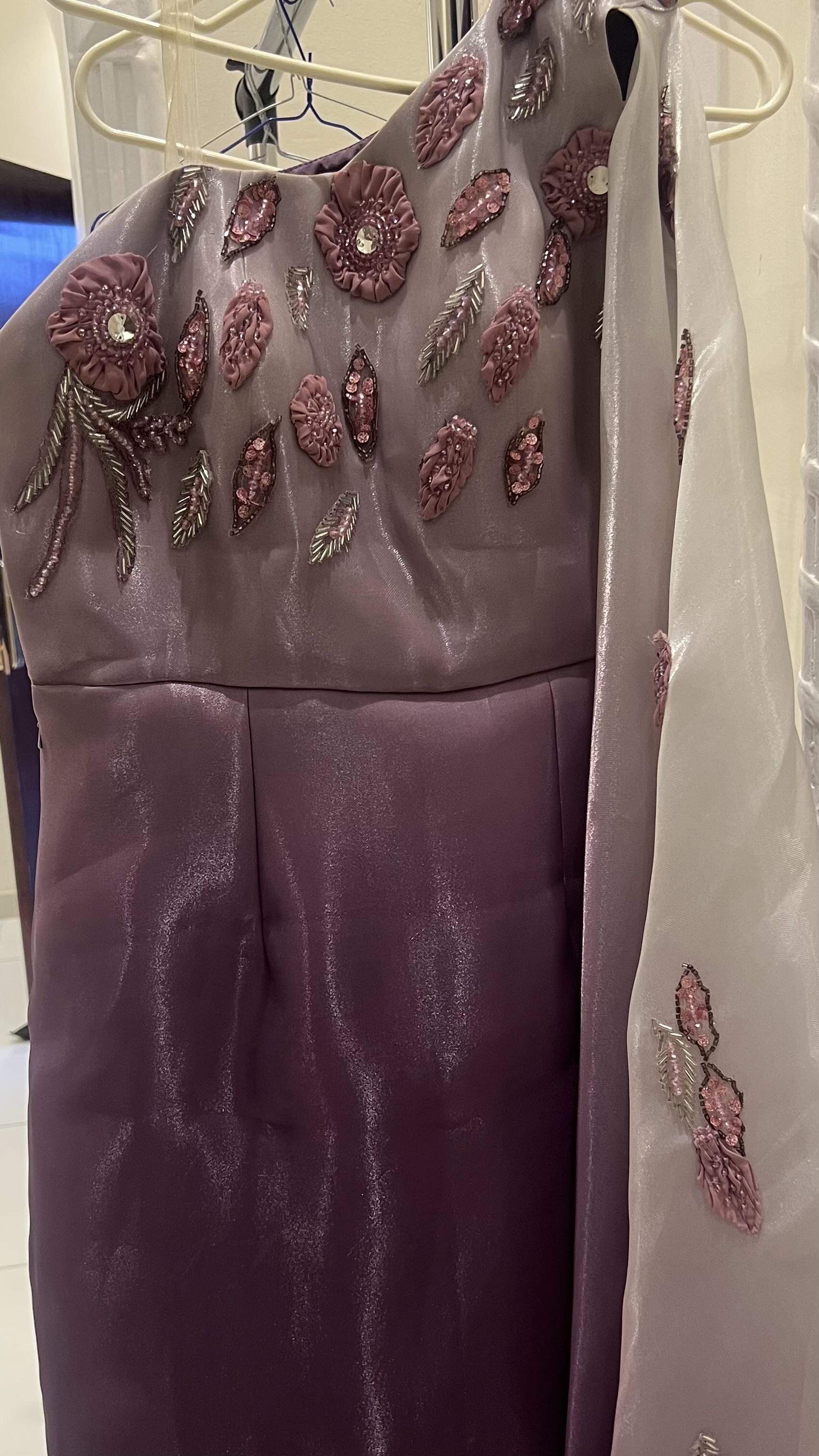 للبيع فستان سهرة فاخر وجديد