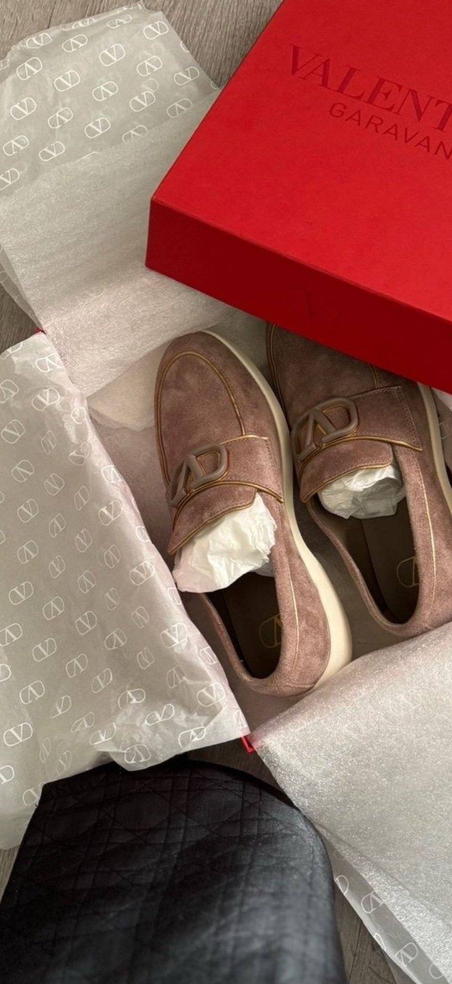 جوتي فالنتينو كامل مرفقاته