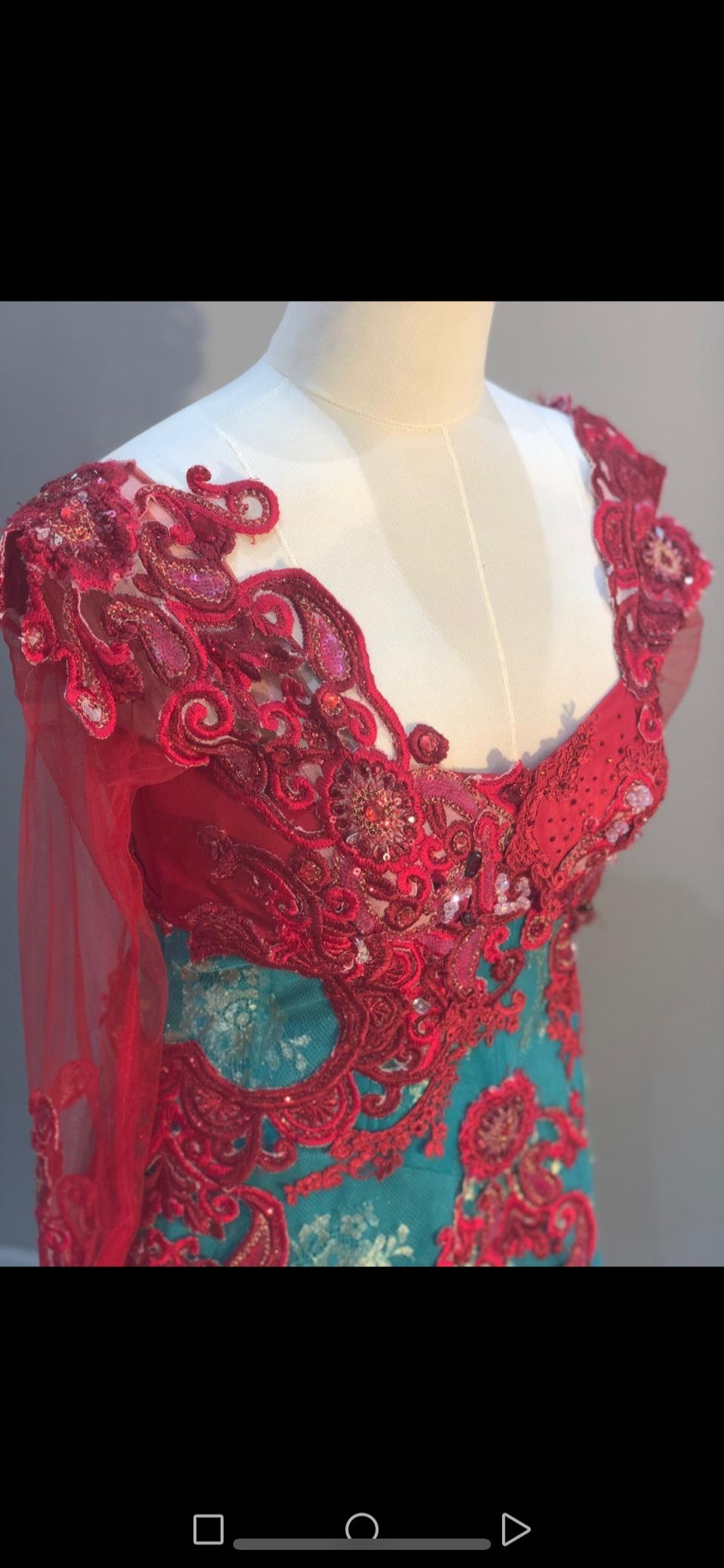 فستان سهره تصميم مصممة