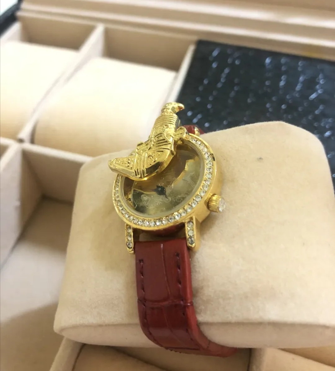 ساعة نسائية (ساعات مجان)