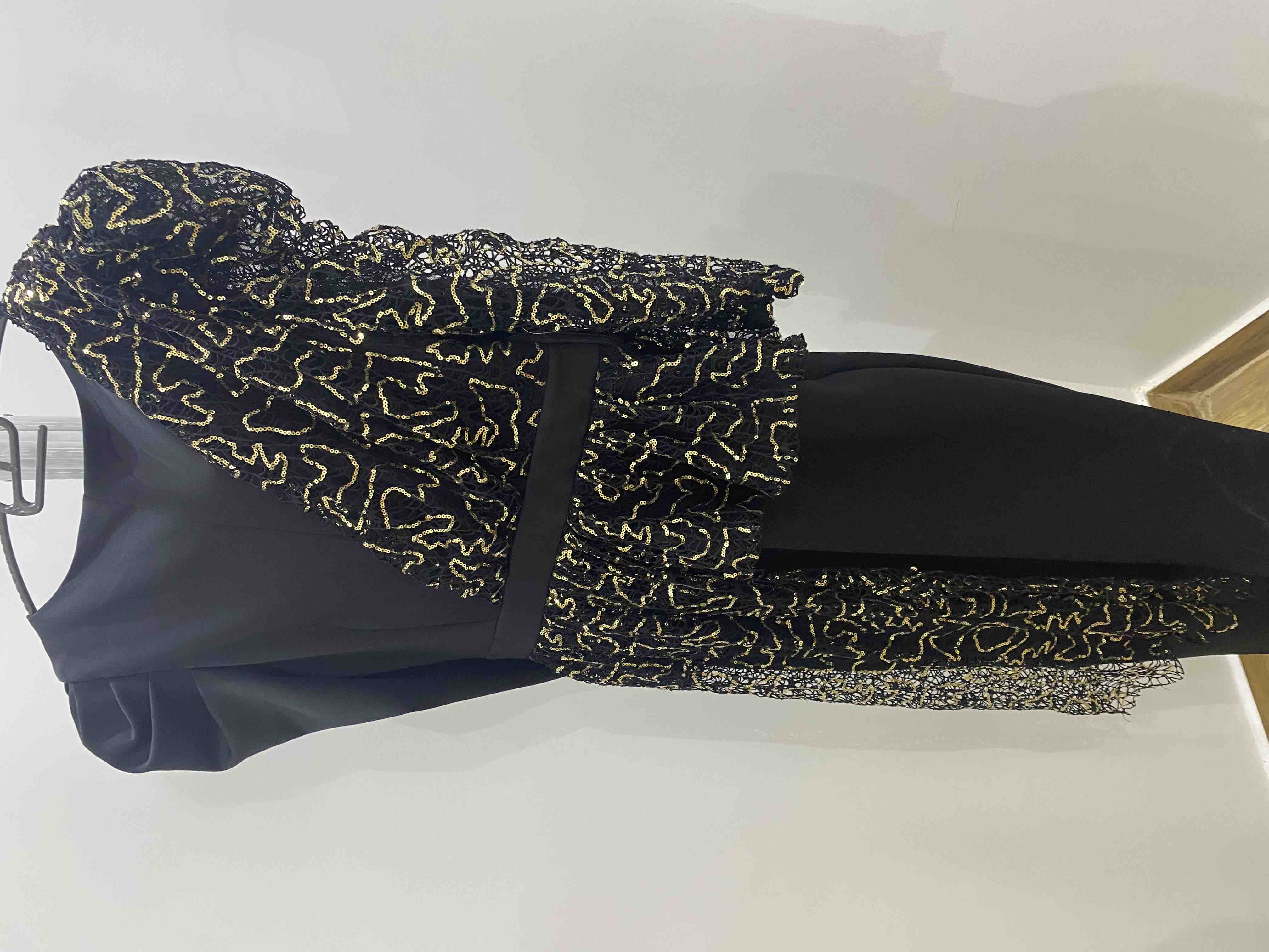 فستان اسود بذهبي