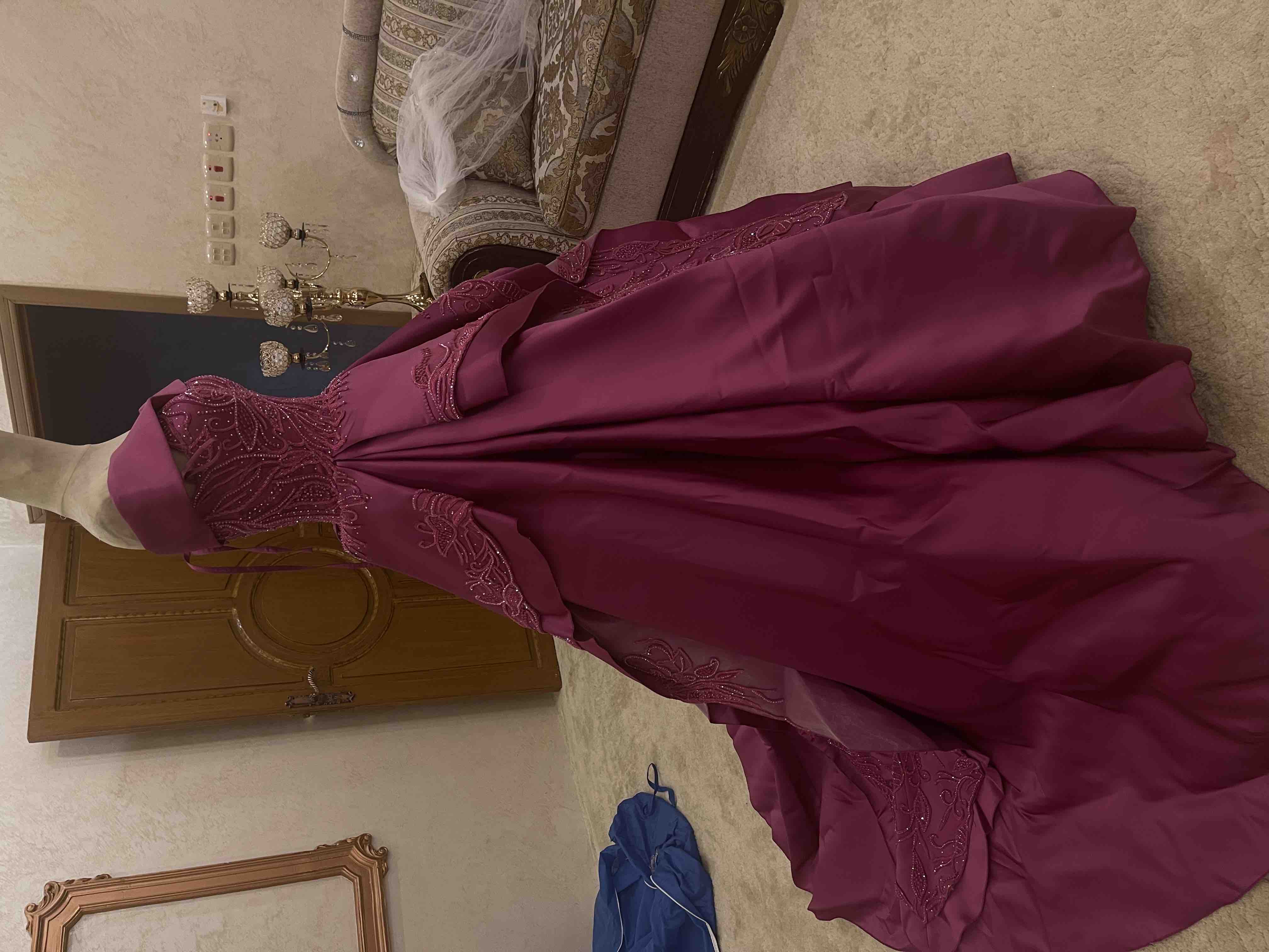 فستان ملكة للايجار