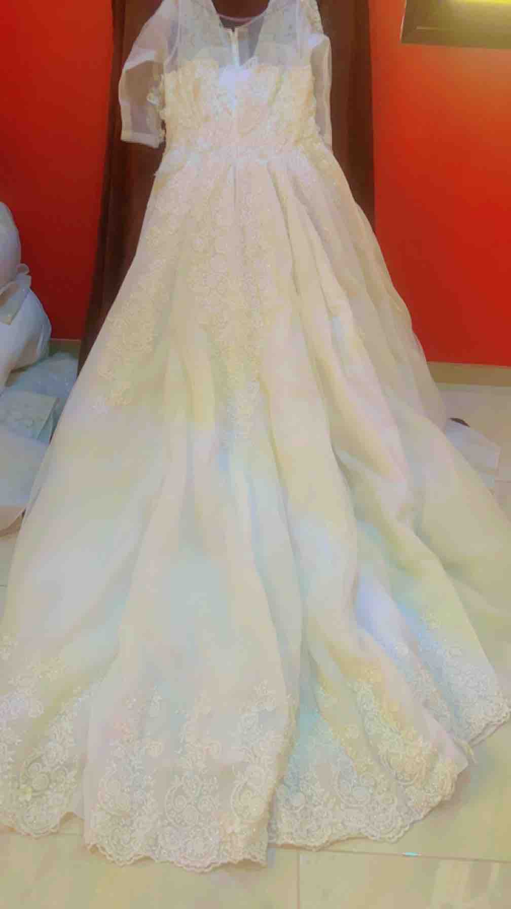 فستان زفاف مع الطرحه