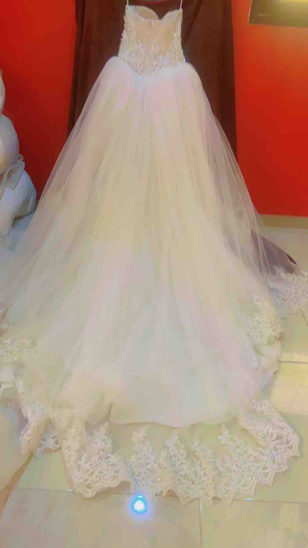 فستان زفاف مع الطرحه