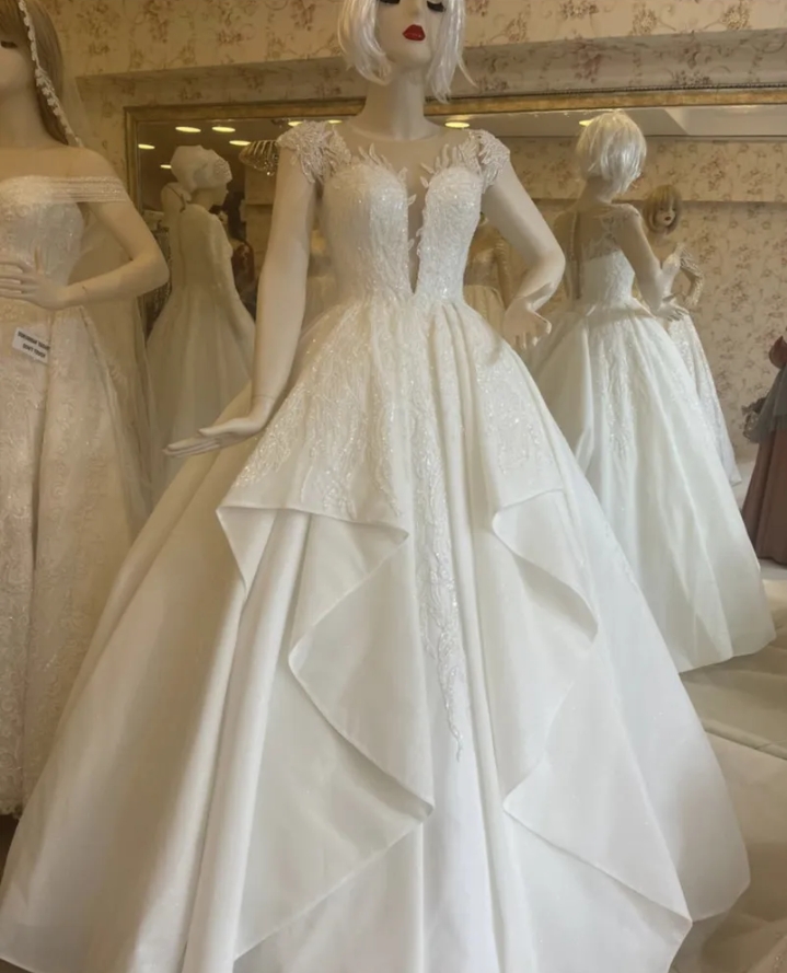 للبيع 3 فساتين تركية