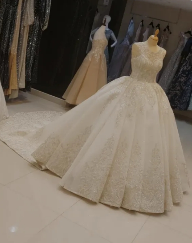 فستان للبيع