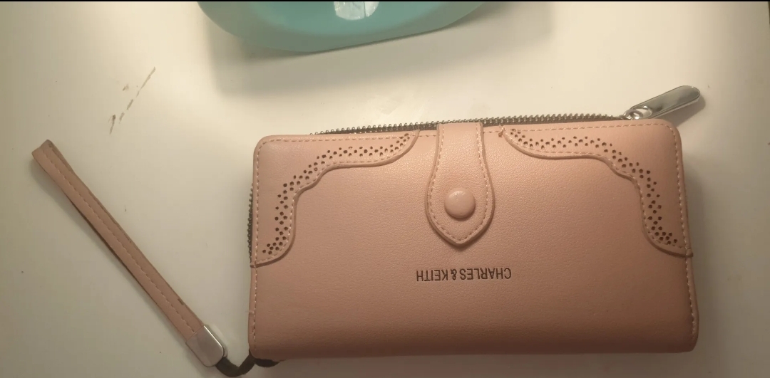 محفظة تشارلز اند كيث