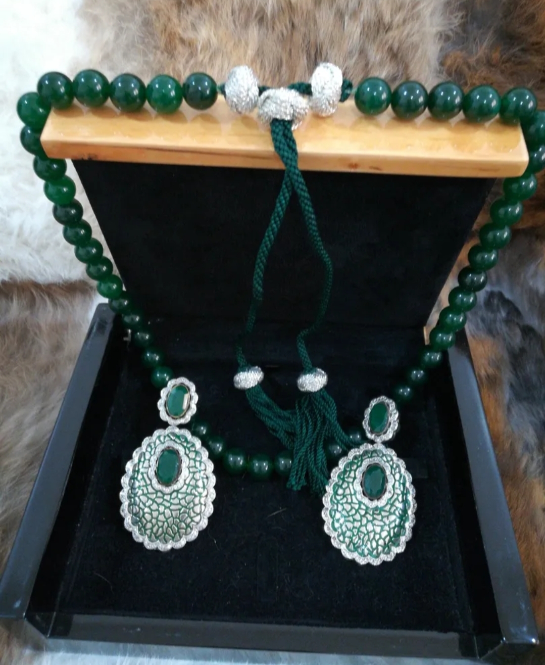 عقد عقيق اخضر مع حلق