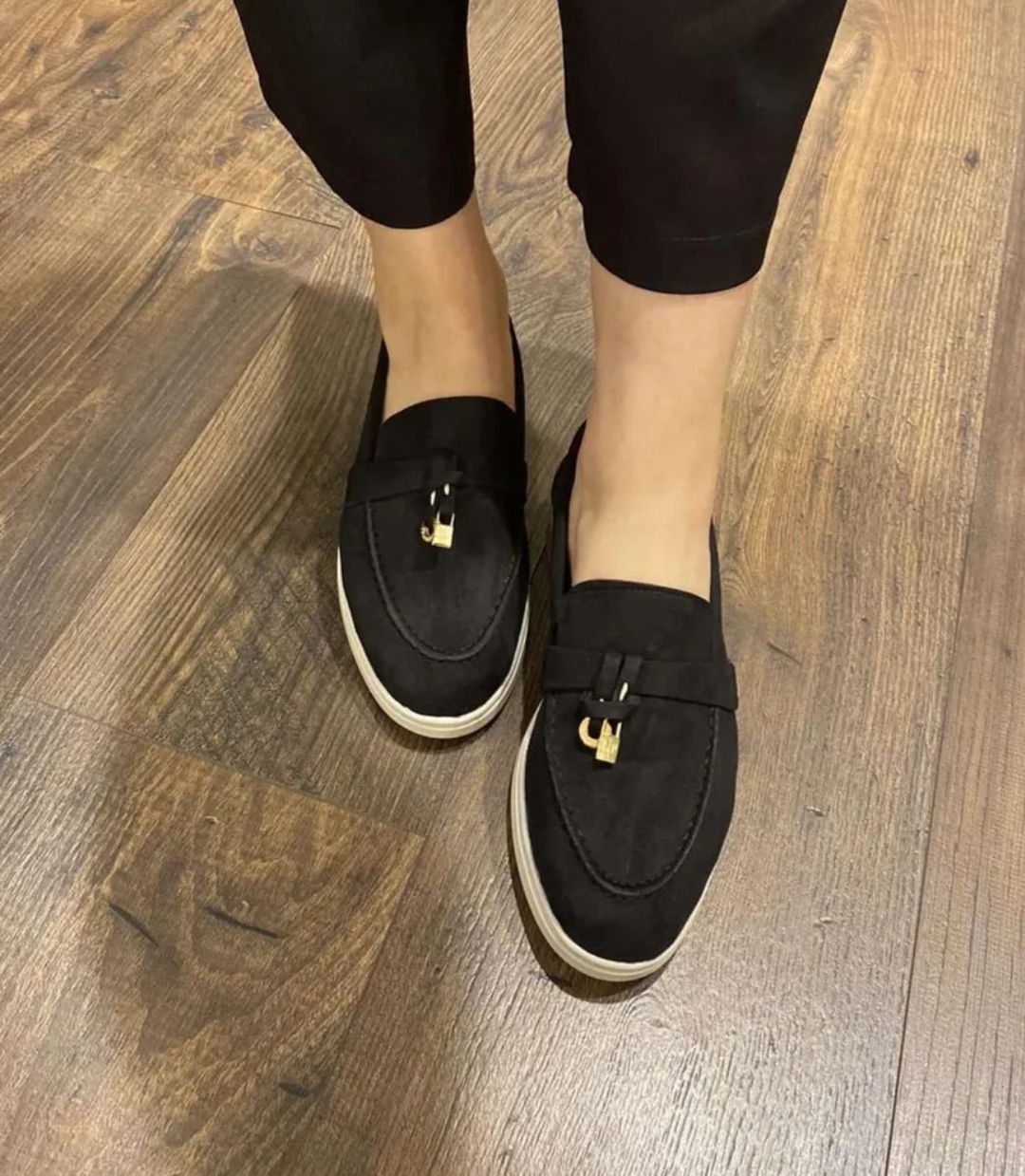 حذاء جديد اسود