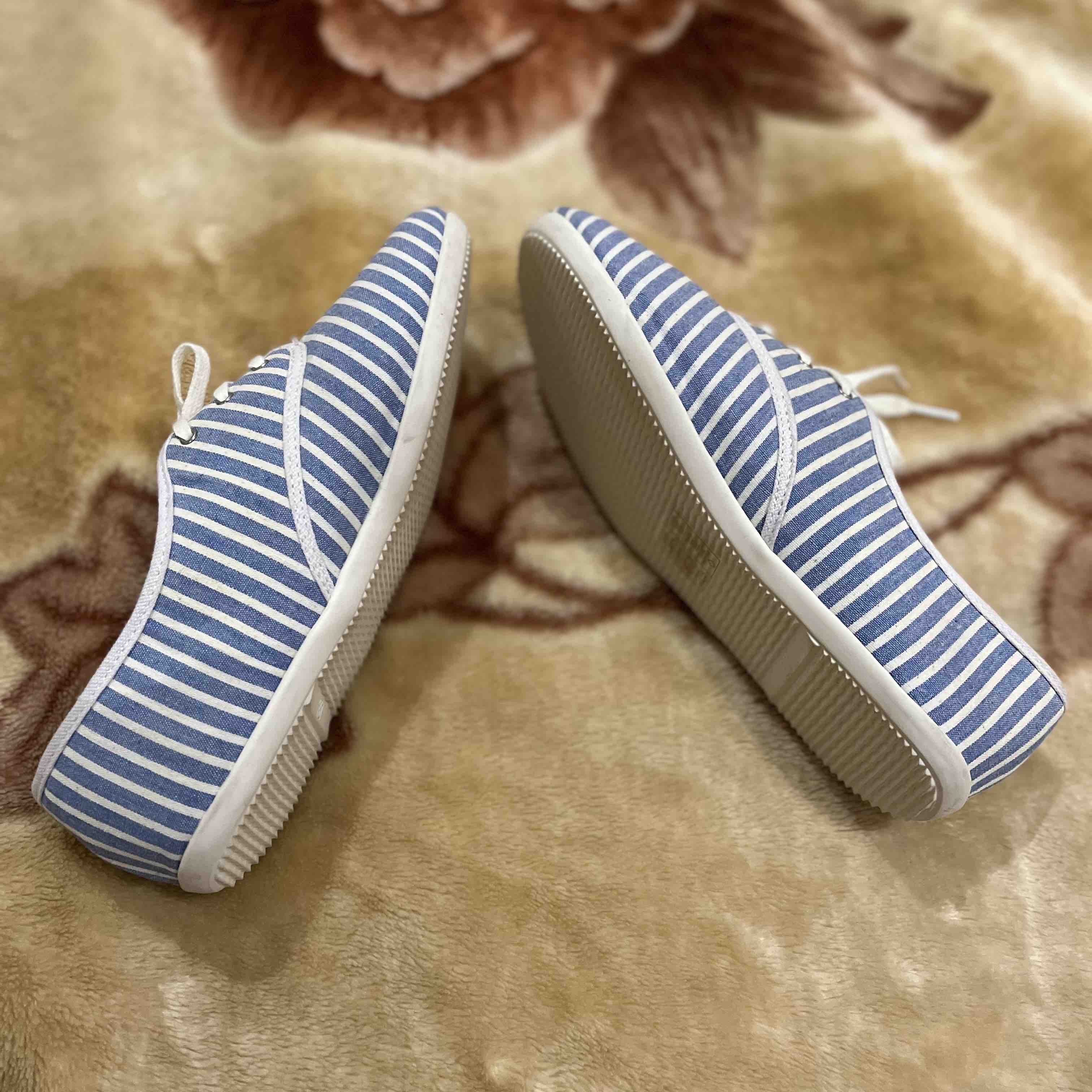 حذاء سماوي جديد، مقاس 37.