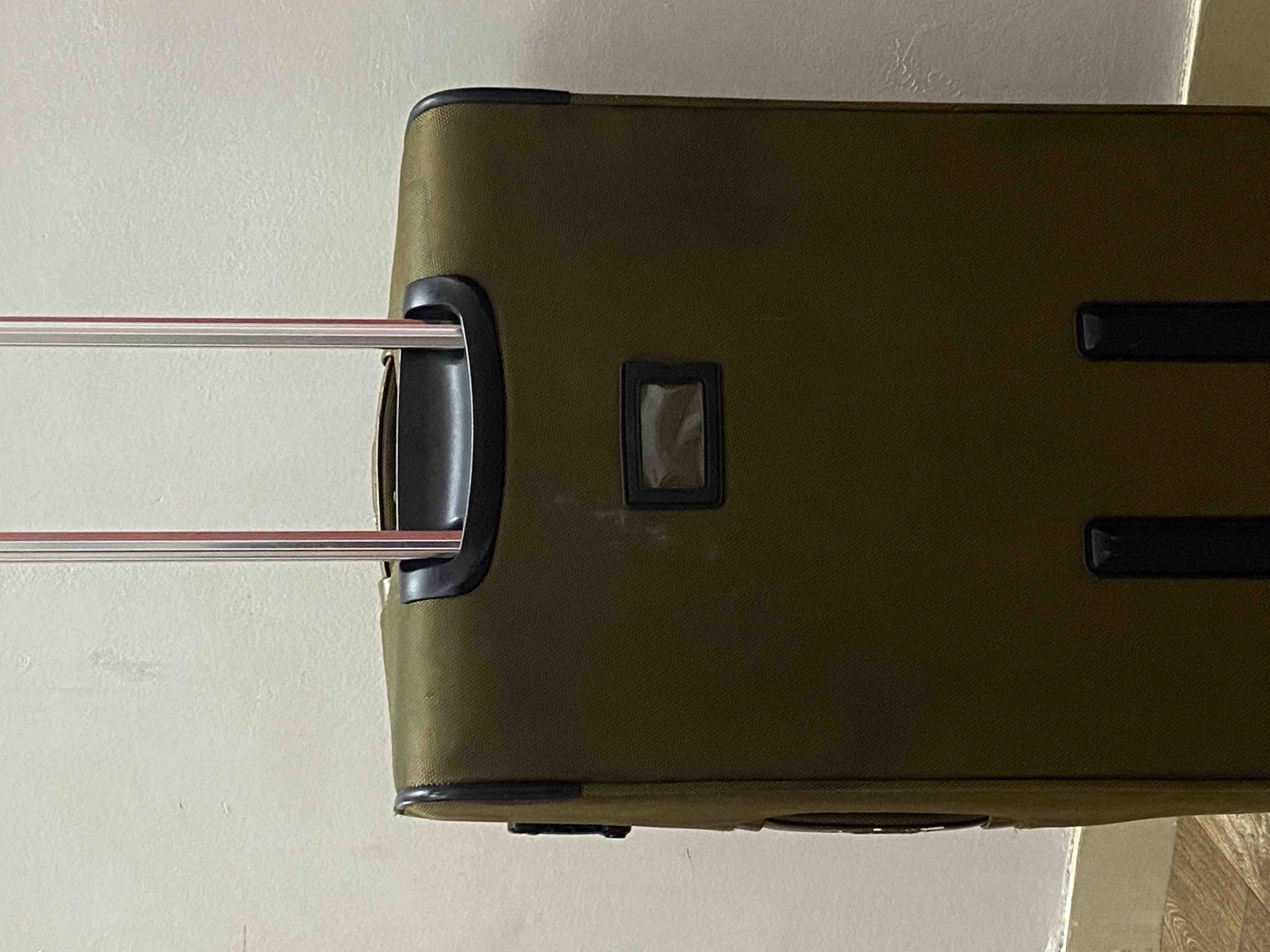 شنطه سفر وسط اللون بني